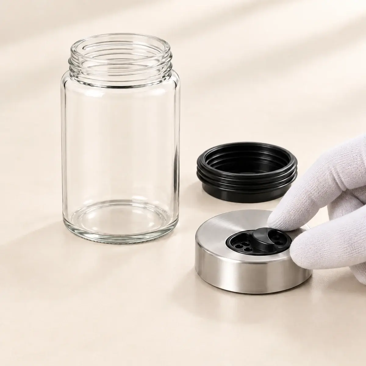 150 mL 3단 회전 유리 쉐이커의 외관과 체결 상태를 확인하는 품질 검사 장면